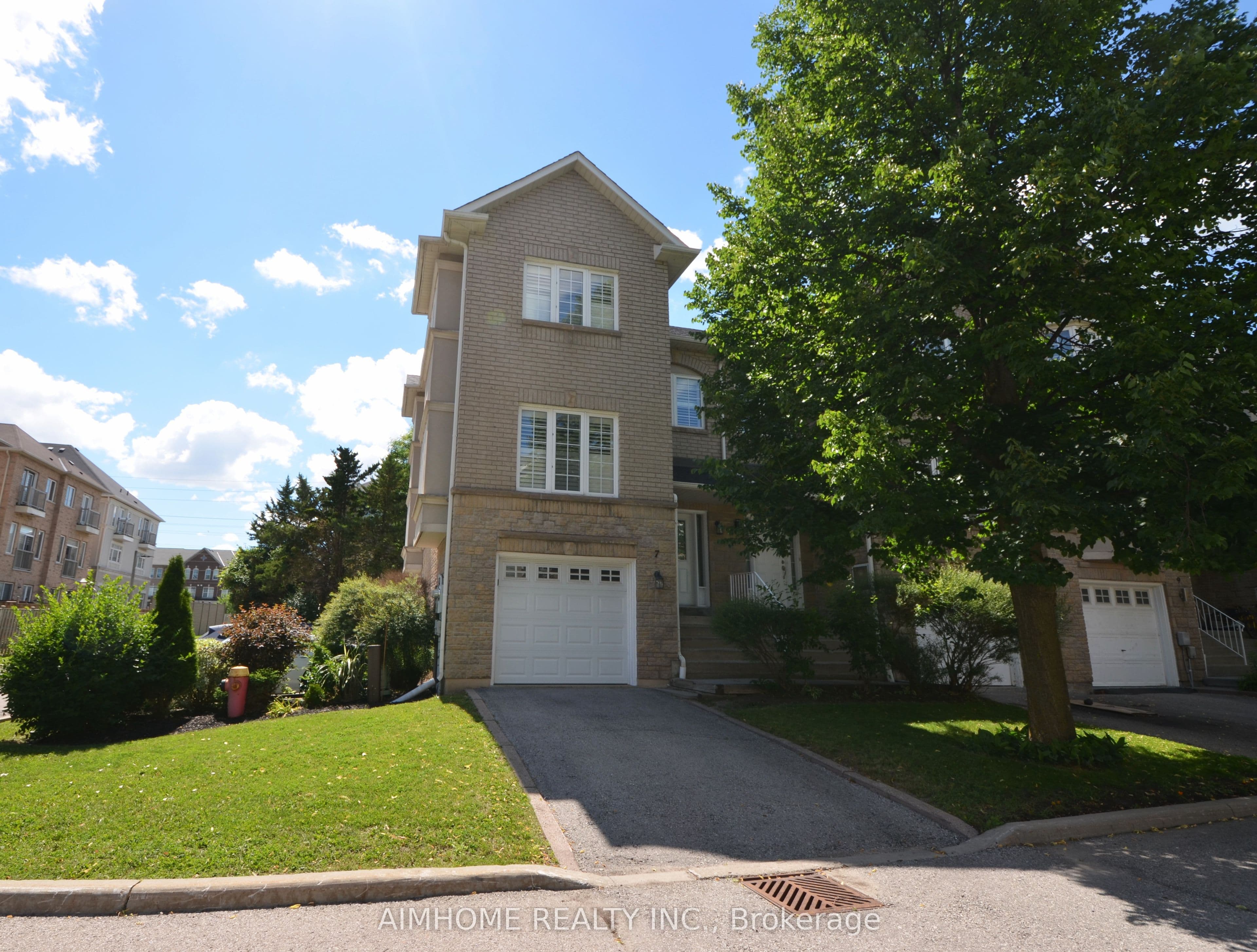 Unit 7 10719 Bathurst Street photo 1