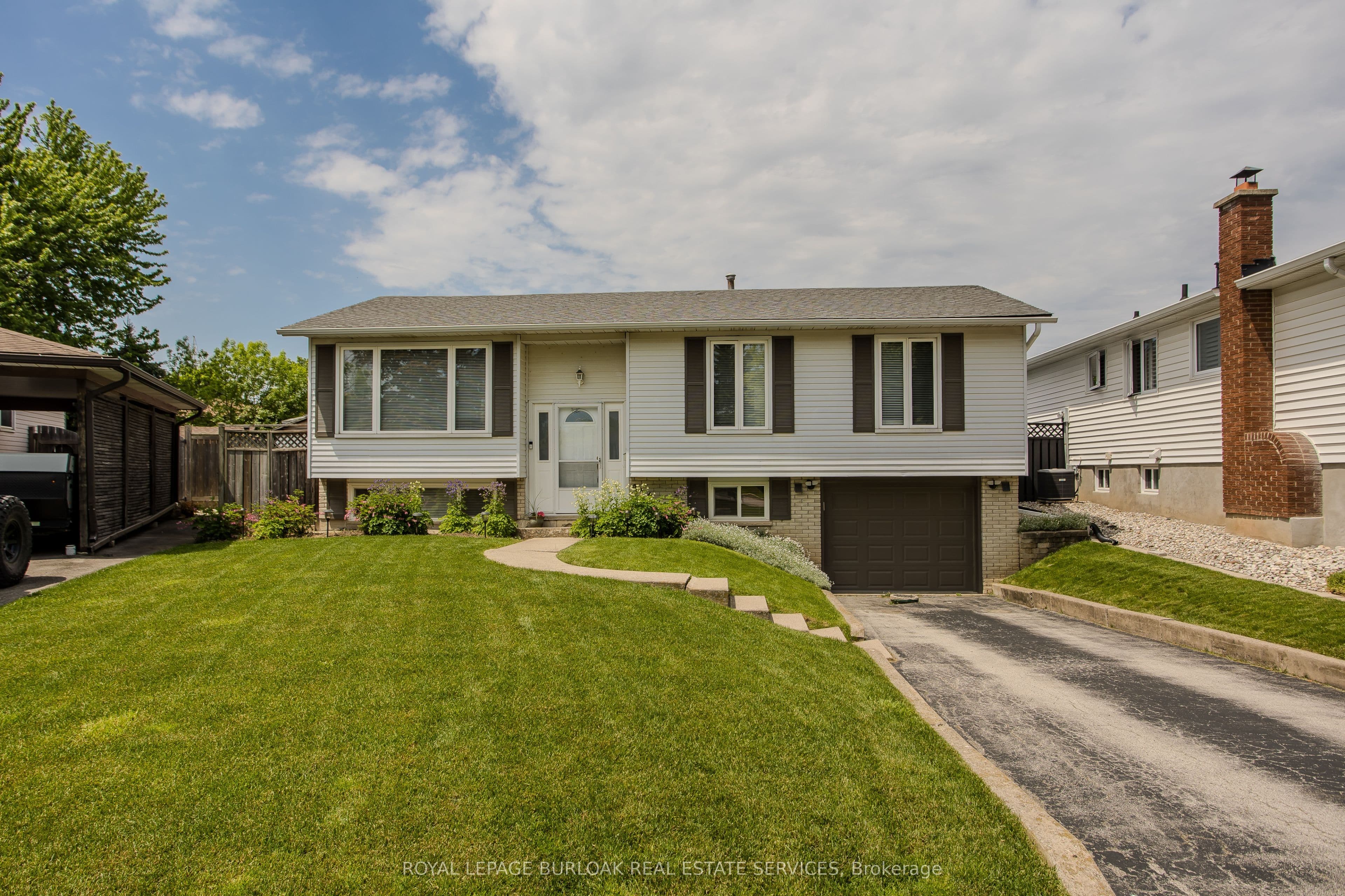3125 Michael Crescent photo 1