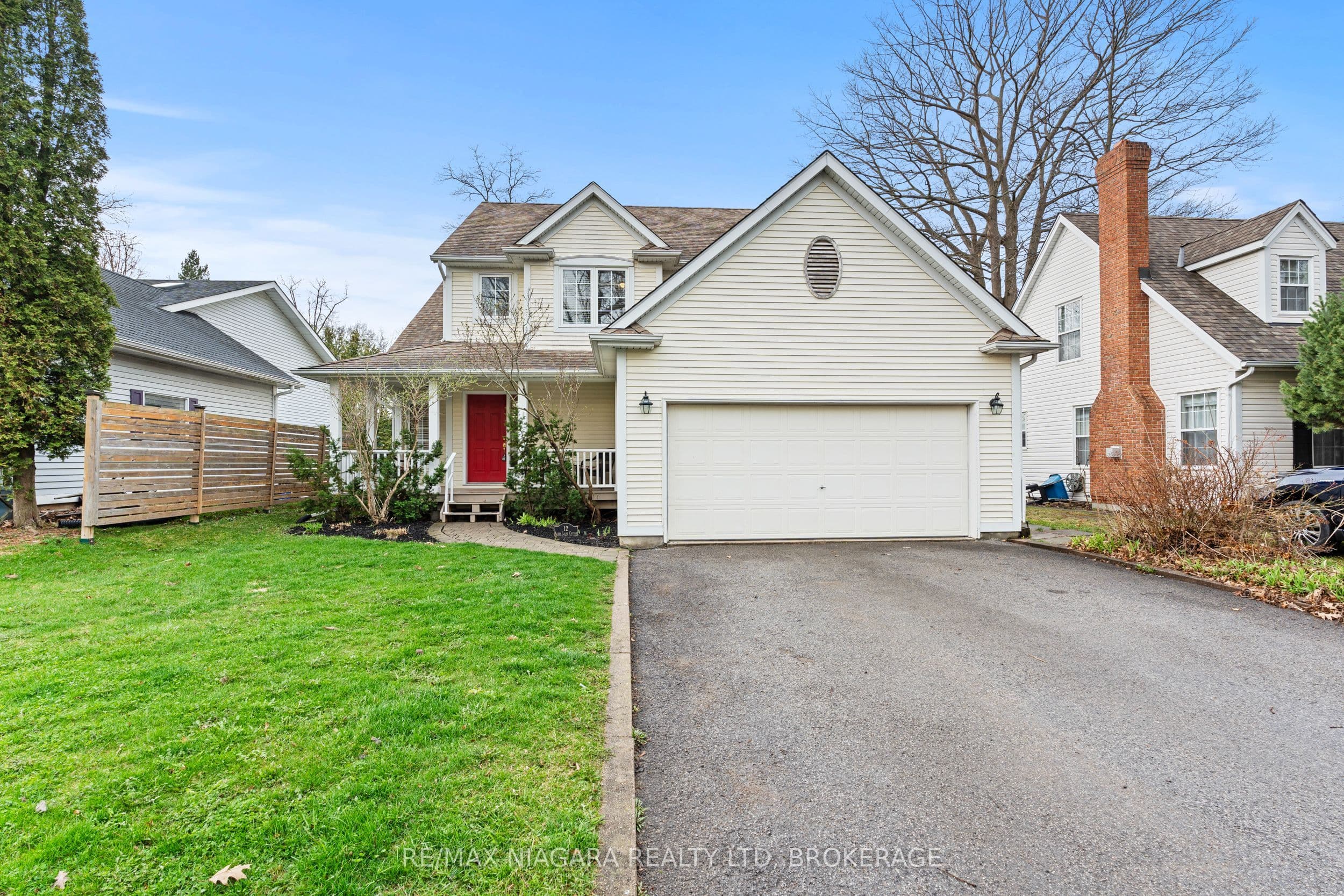 12 OAK Drive photo 1