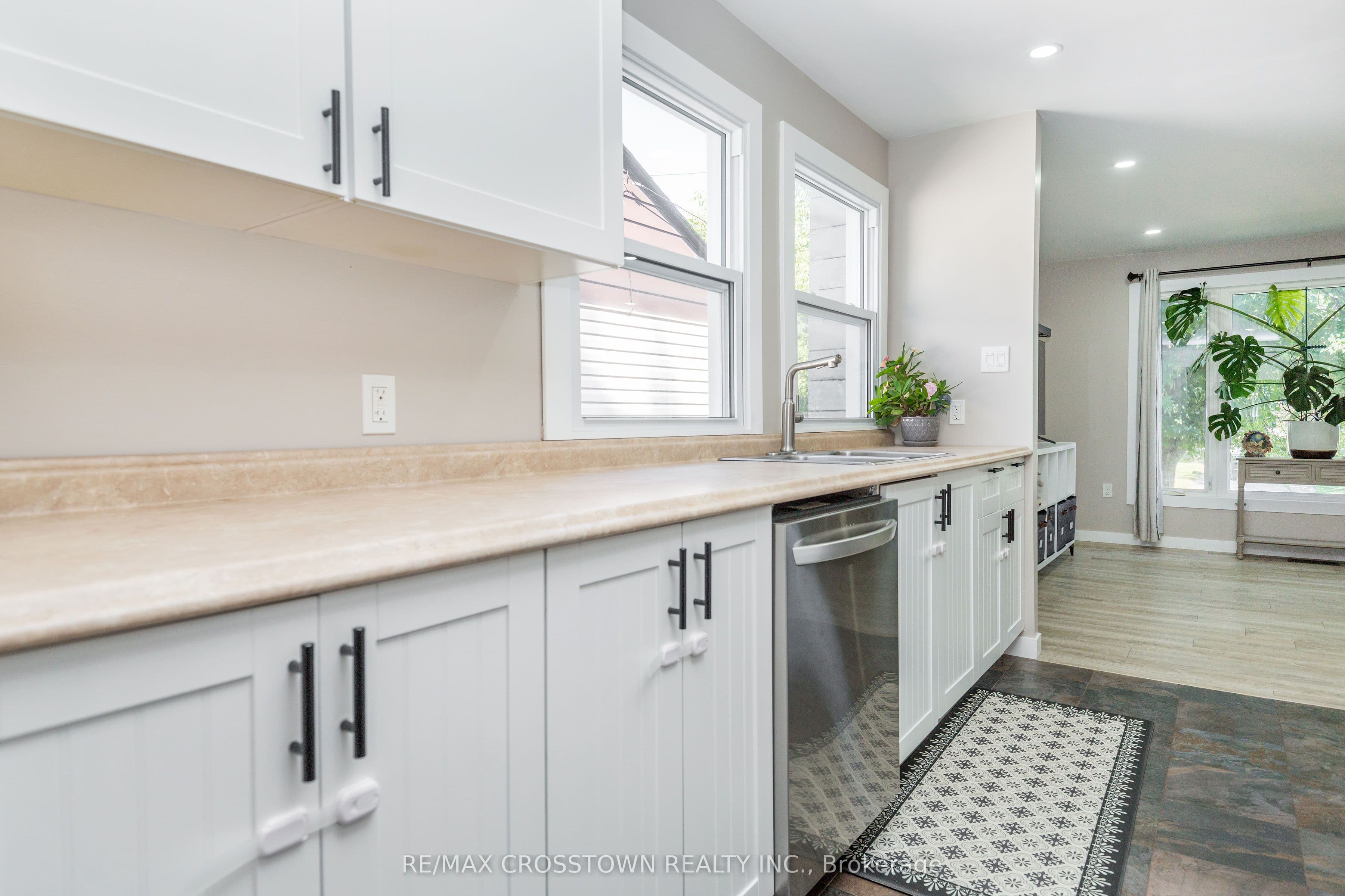 281 Elizabeth Street photo 1