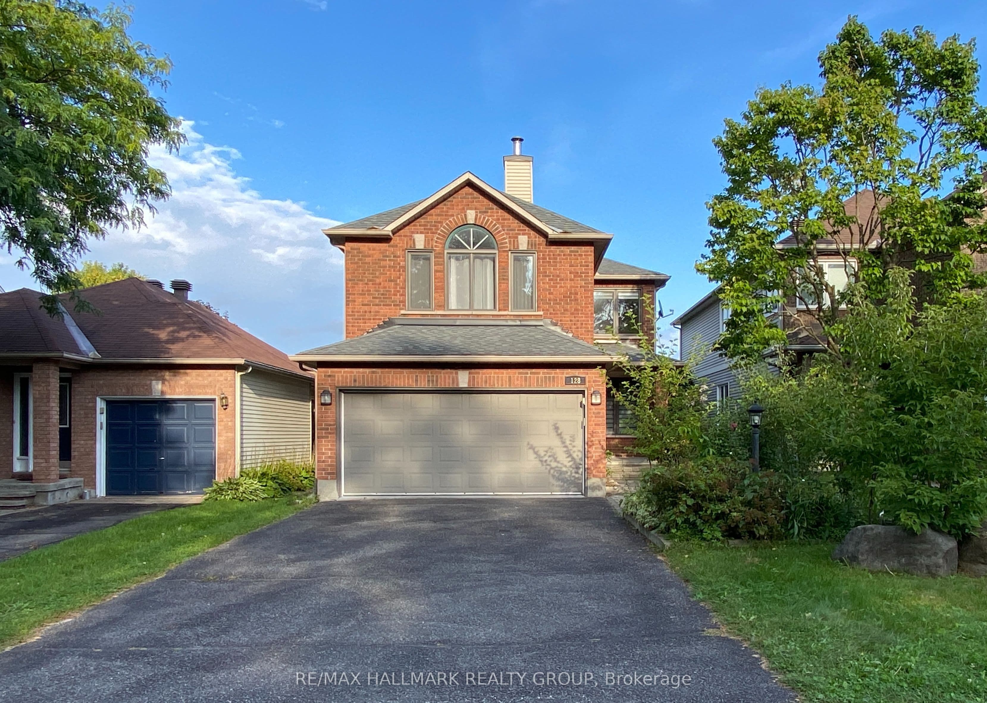 128 GRENADIER Way photo 1