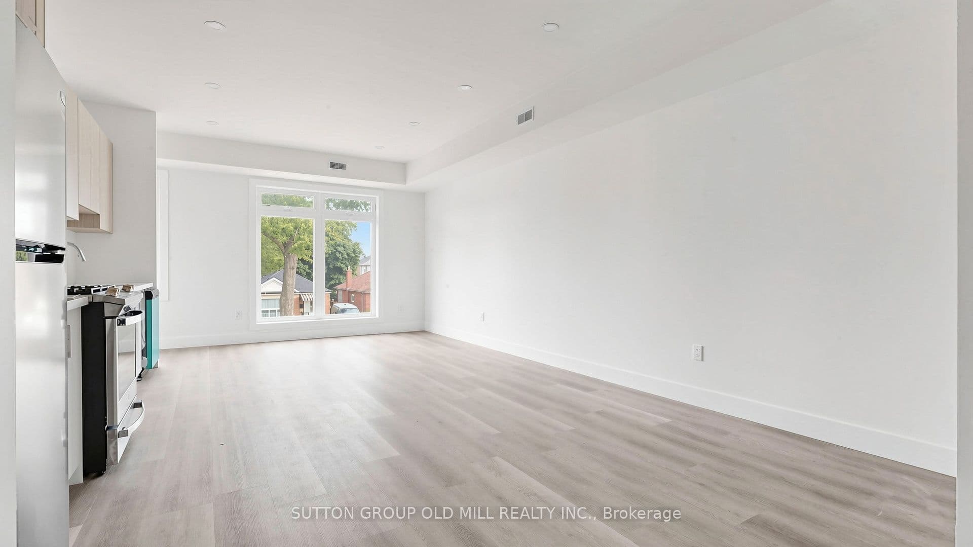 Unit 4 1927 Lawrence Avenue photo 1