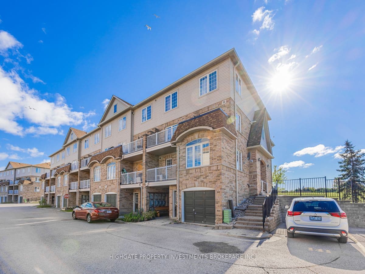 Unit 3 200 Mclevin Avenue photo 1