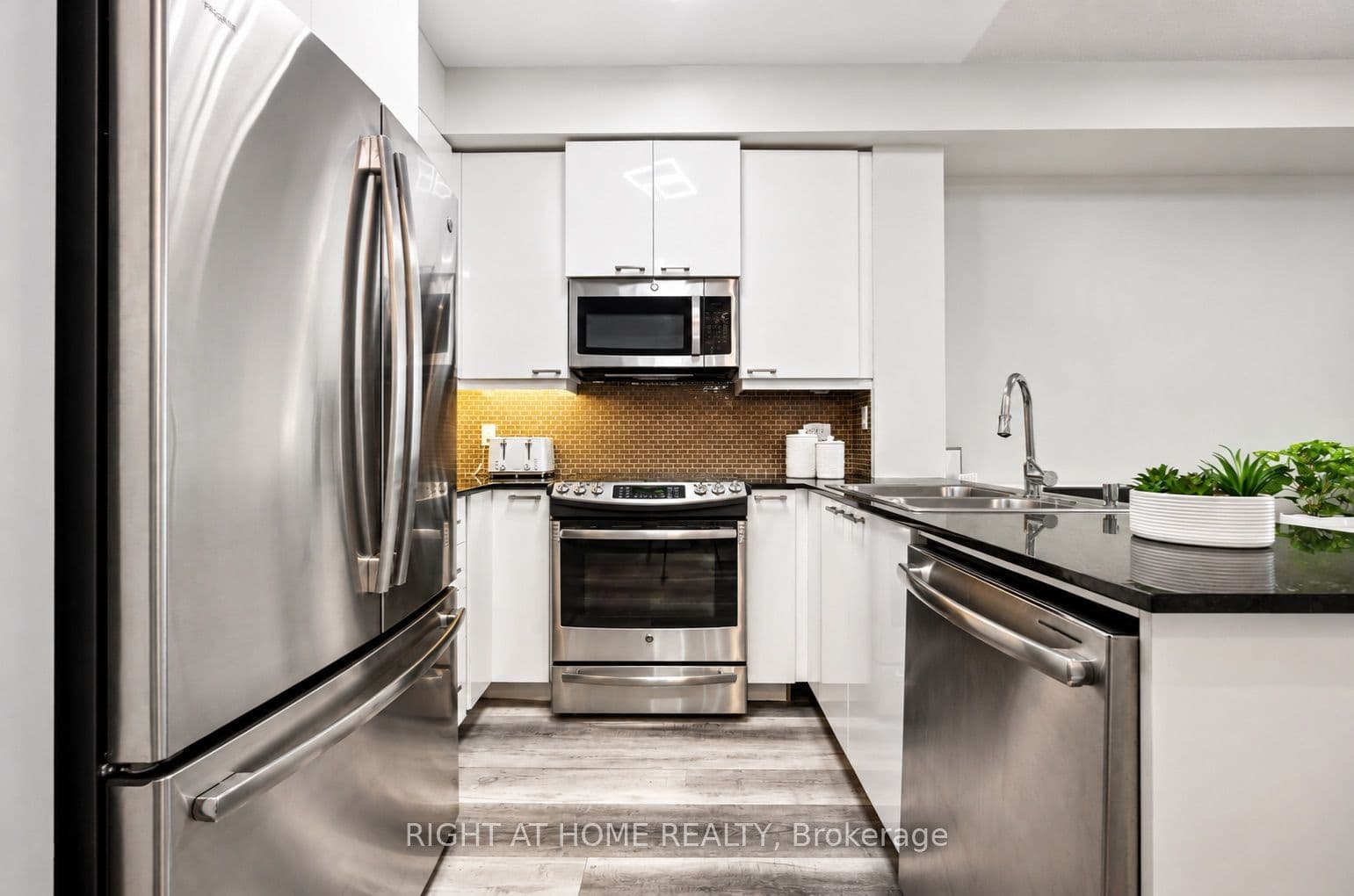 1328 Birchmount Road photo 1