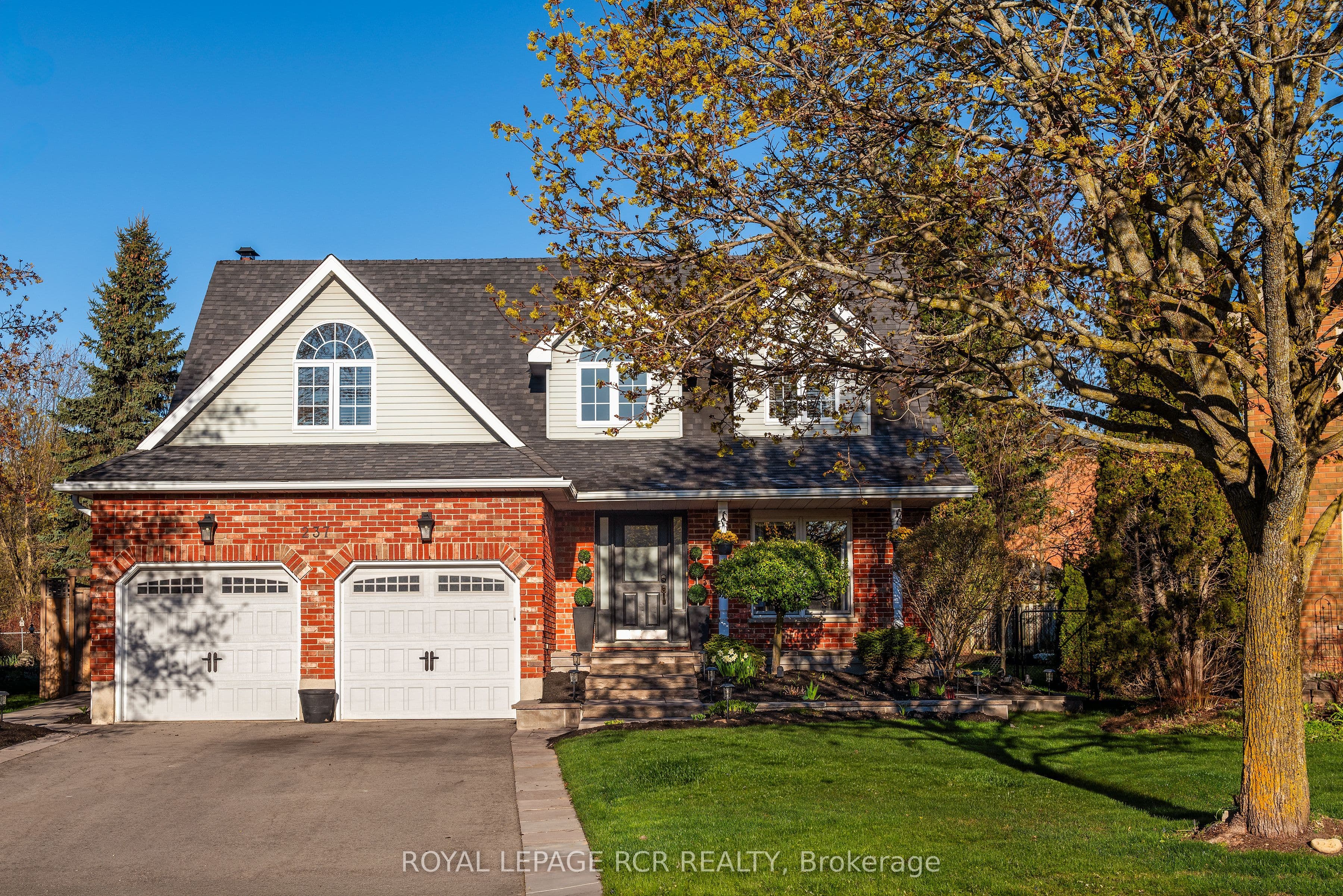 237 Elmwood Crescent photo 1