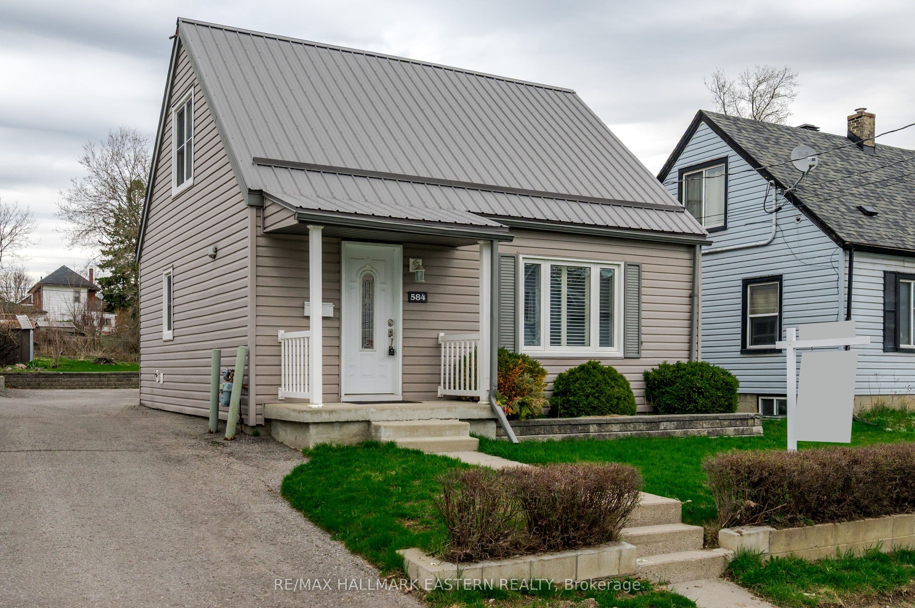584 Paterson Street photo 1