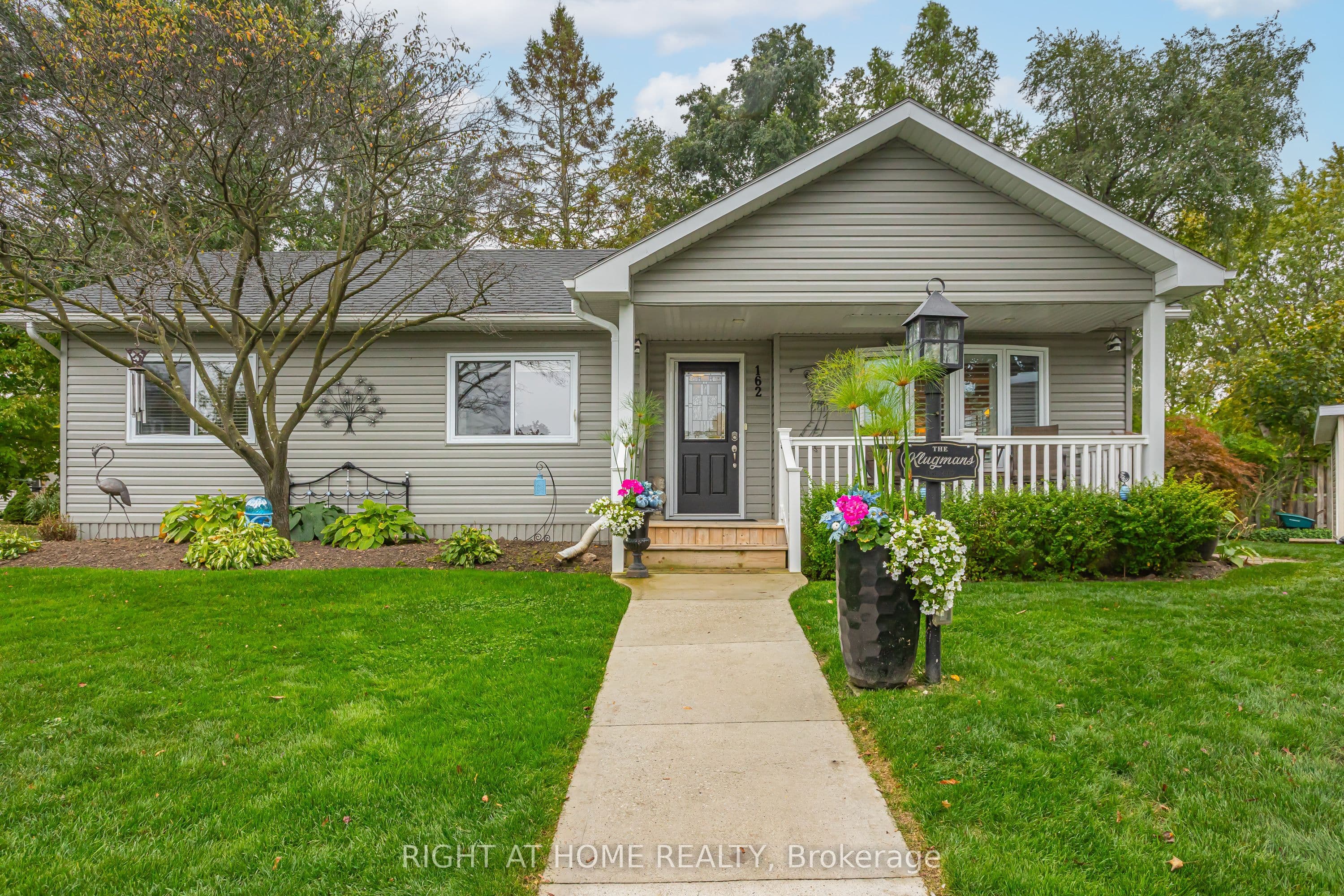 162 Mississauga Place photo 1