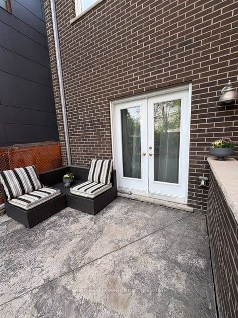 687 Richmond Street photo 1