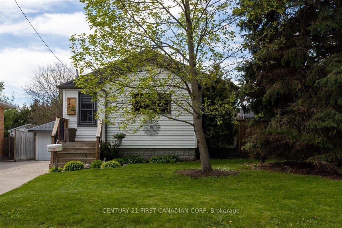 747 Whetter Avenue photo 1