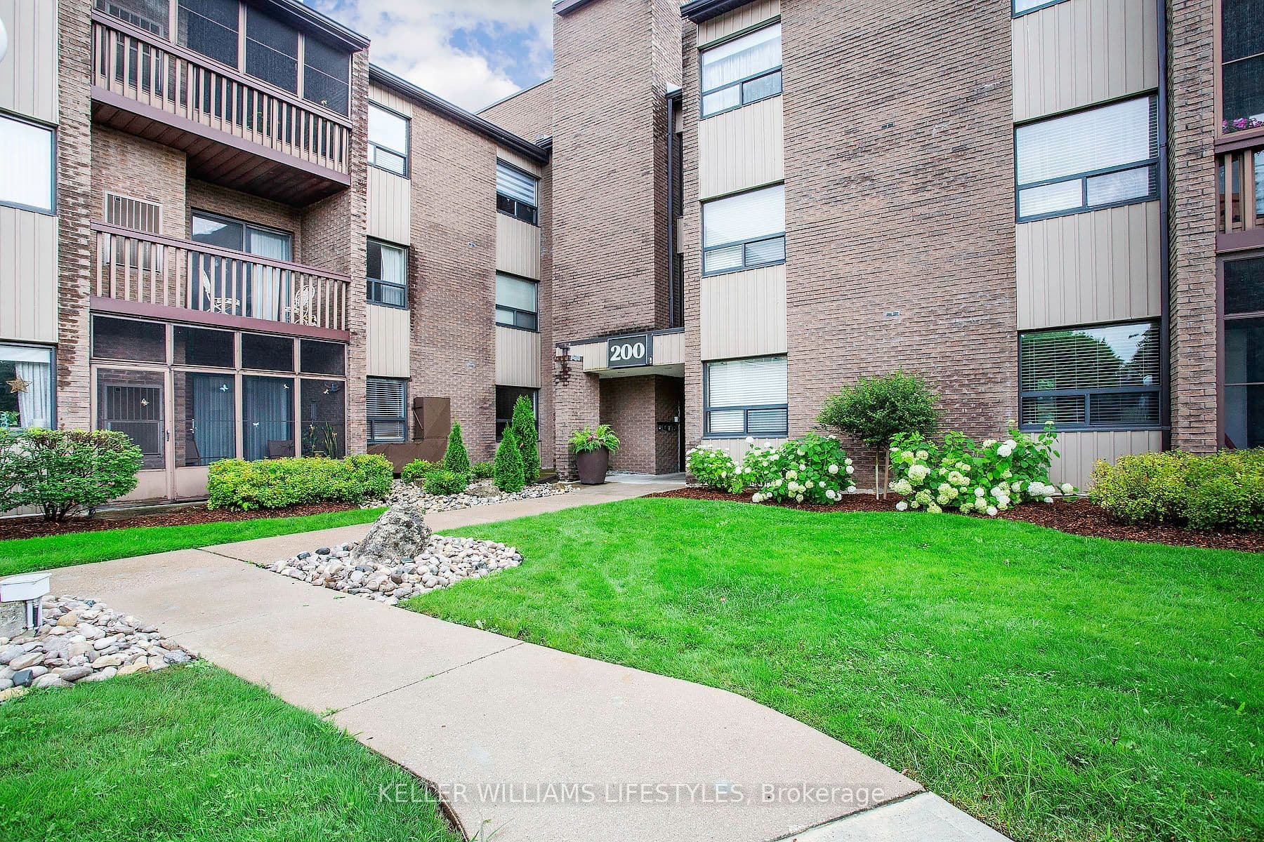 Unit 104 200 Everglade Crescent photo 1