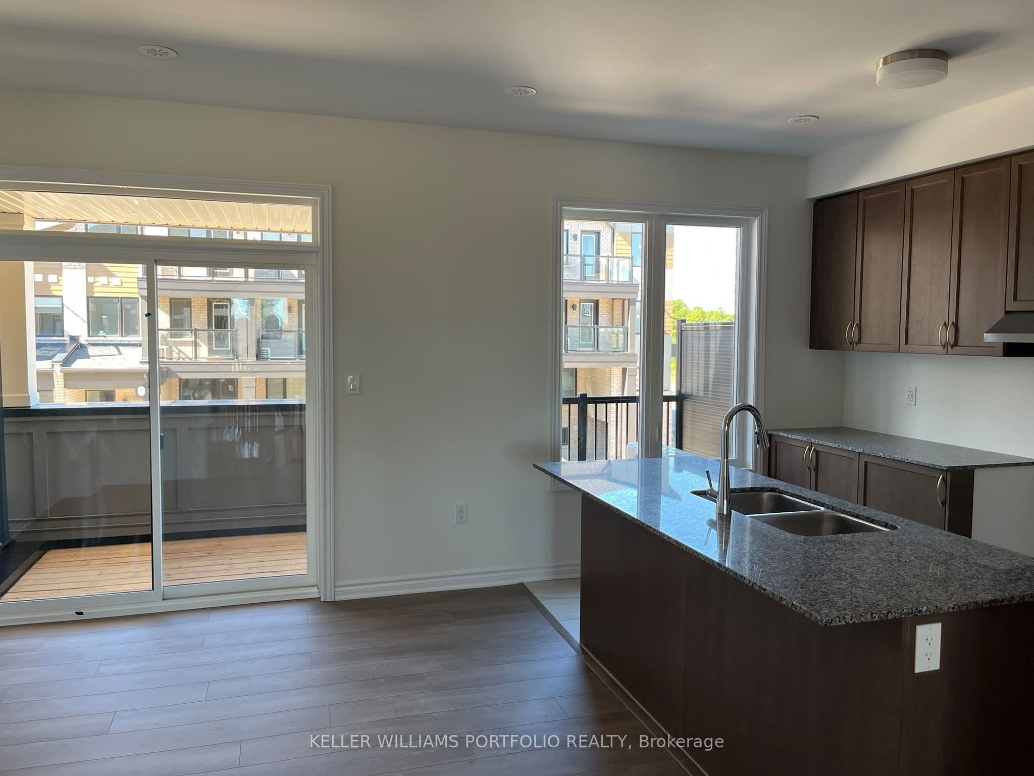 Unit Upper 8 Thornbird Crescent photo 1