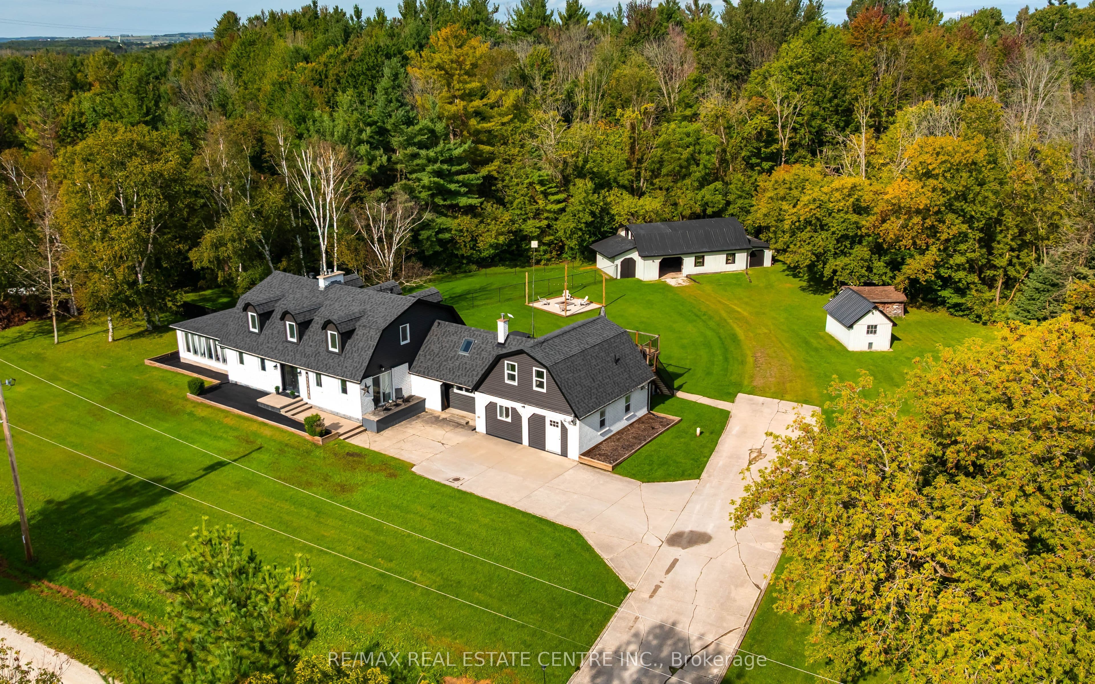 2570 Creemore Avenue photo 1