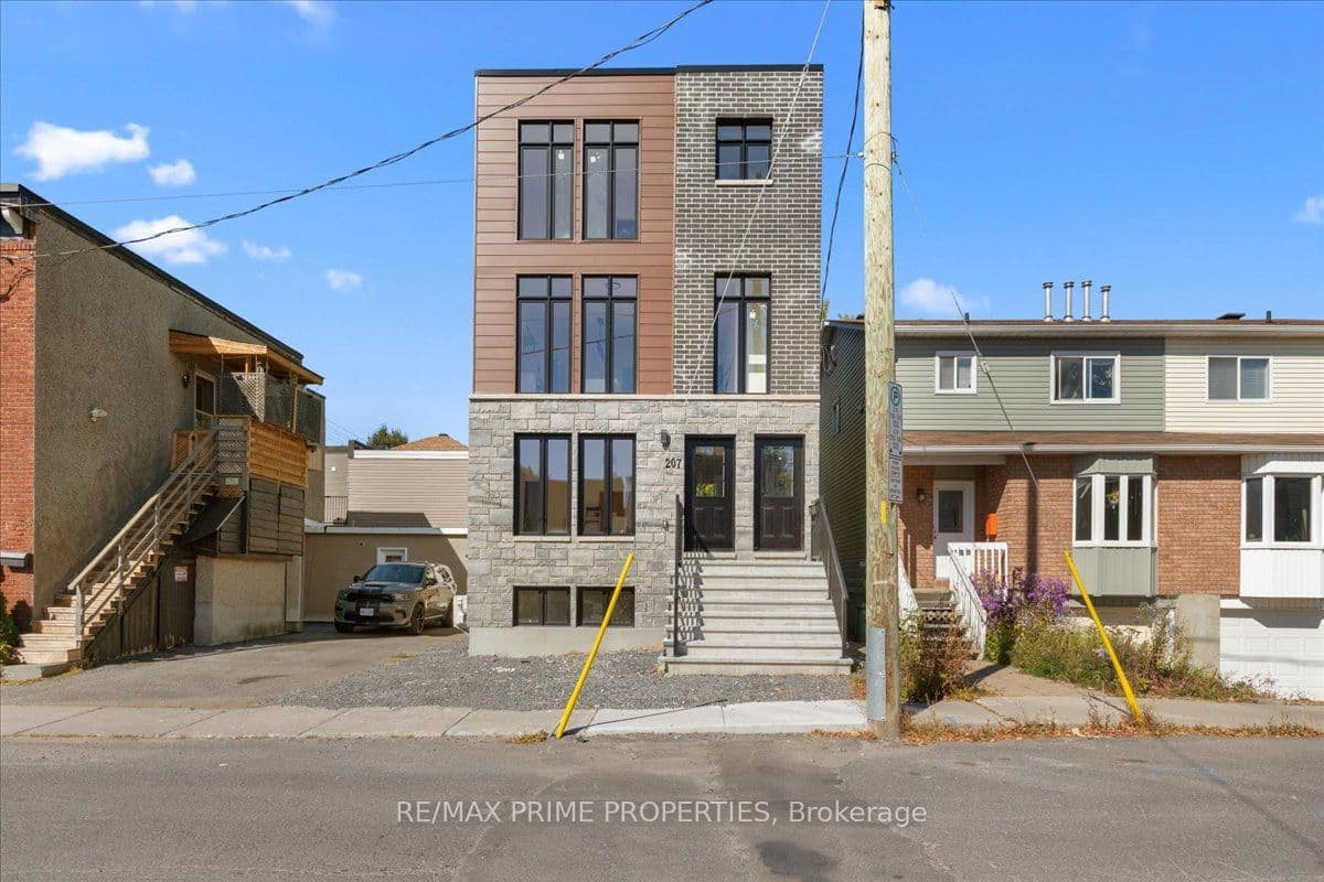 207 Carillon Street photo 1