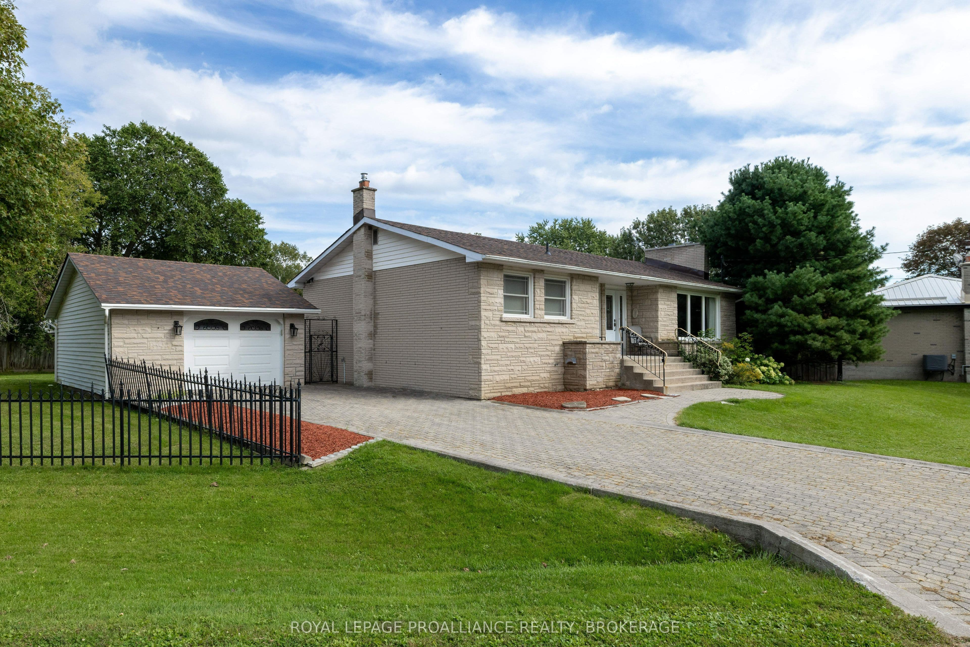 424 Maple Ridge Drive photo 1