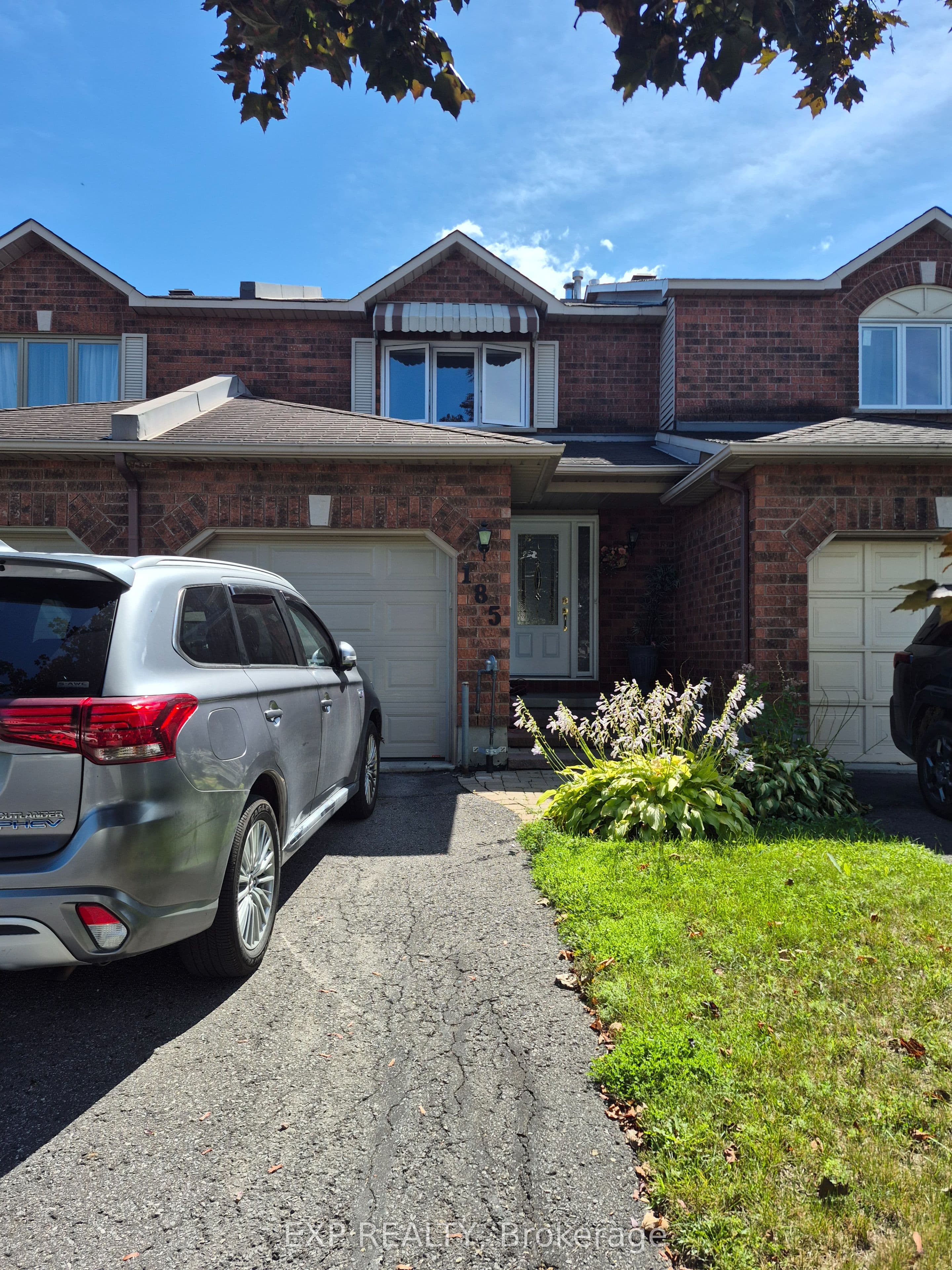 185 Hunterswood Crescent photo 1