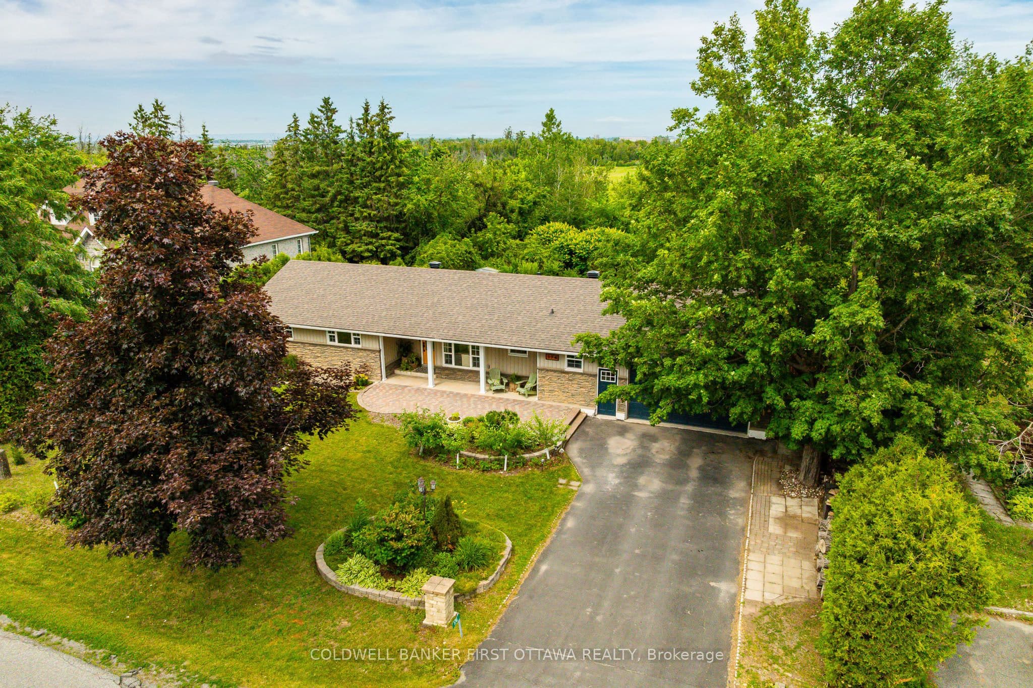 174 Lloydalex Crescent photo 1