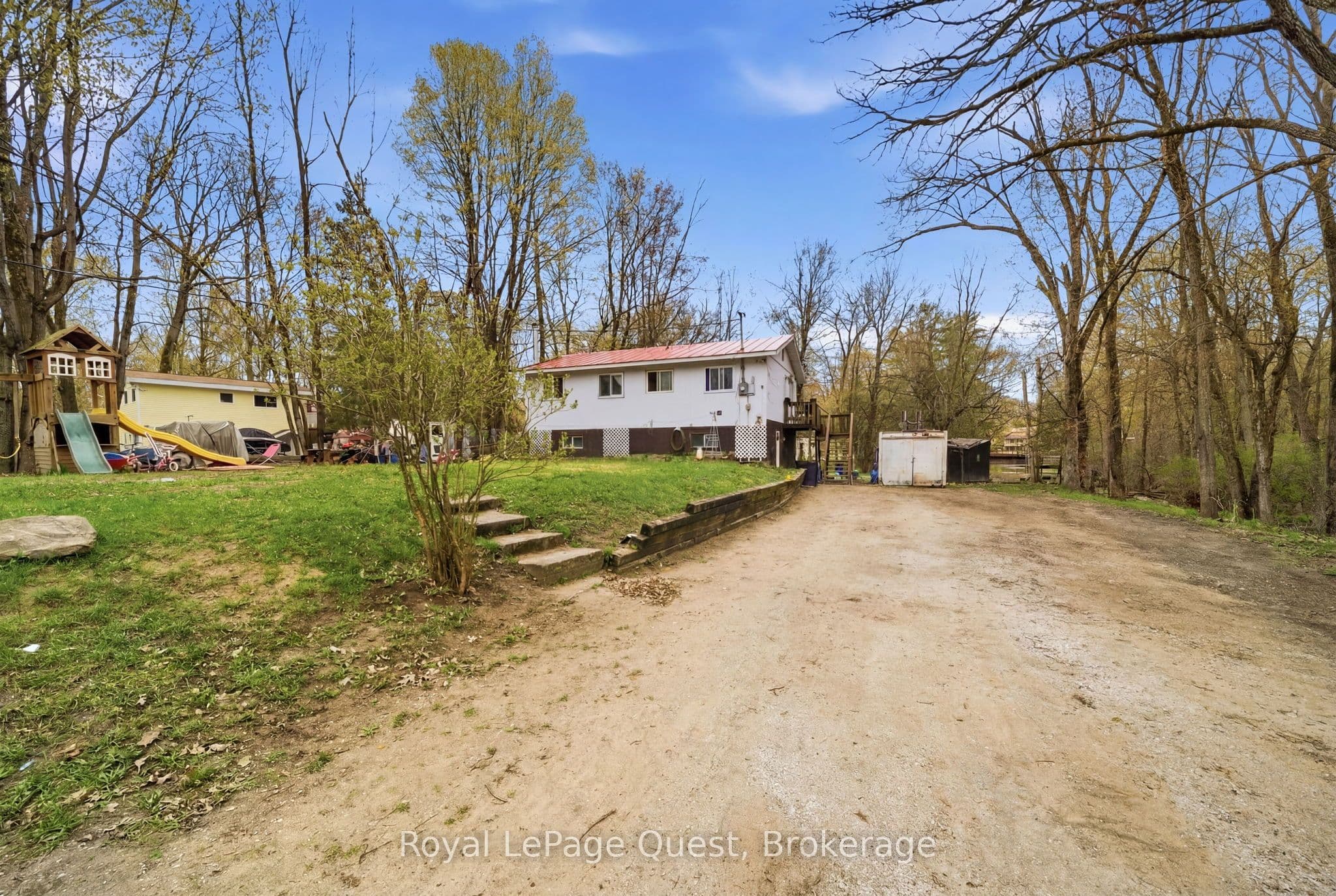7476 Ash Crescent photo 1