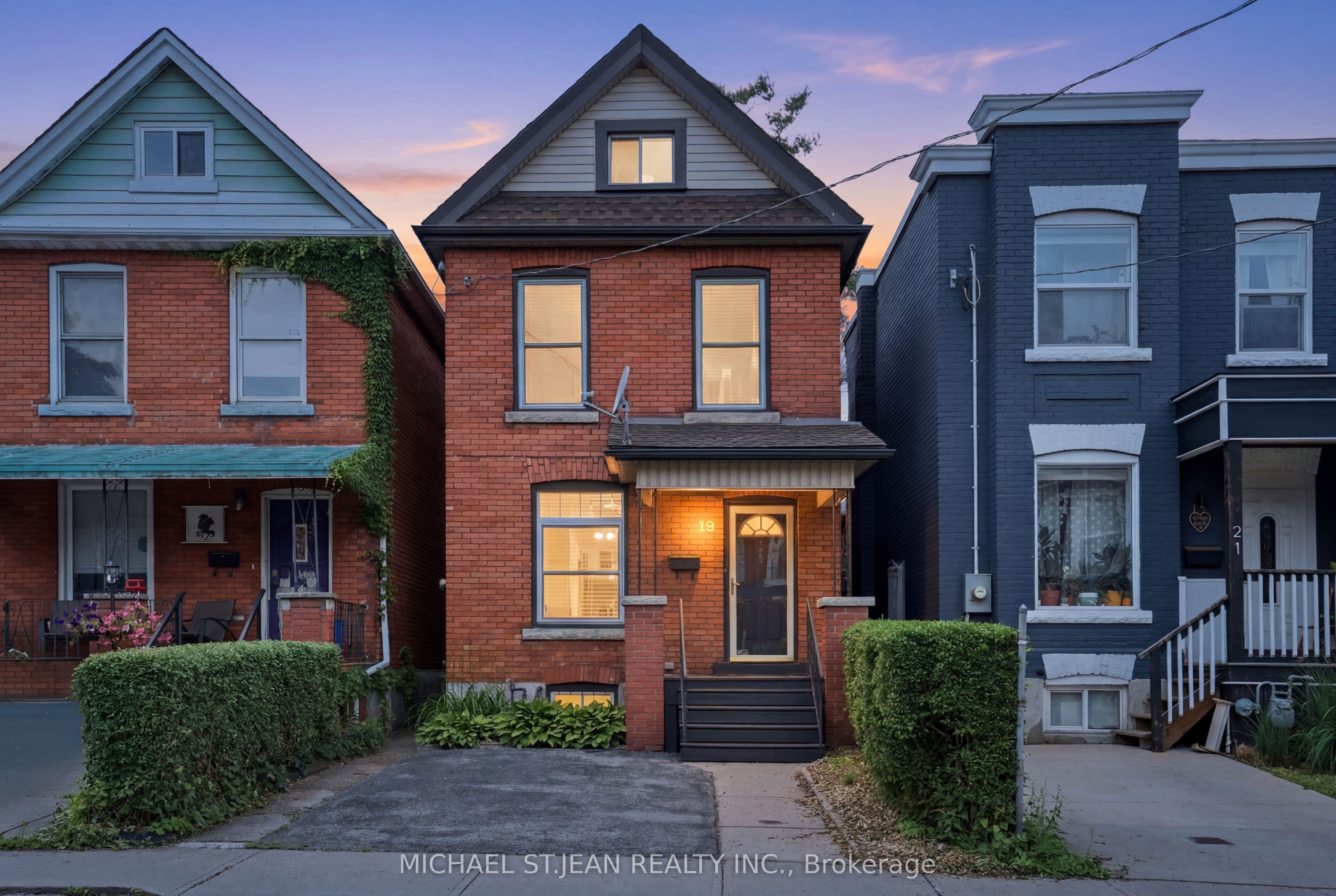 19 Huntley Street photo 1