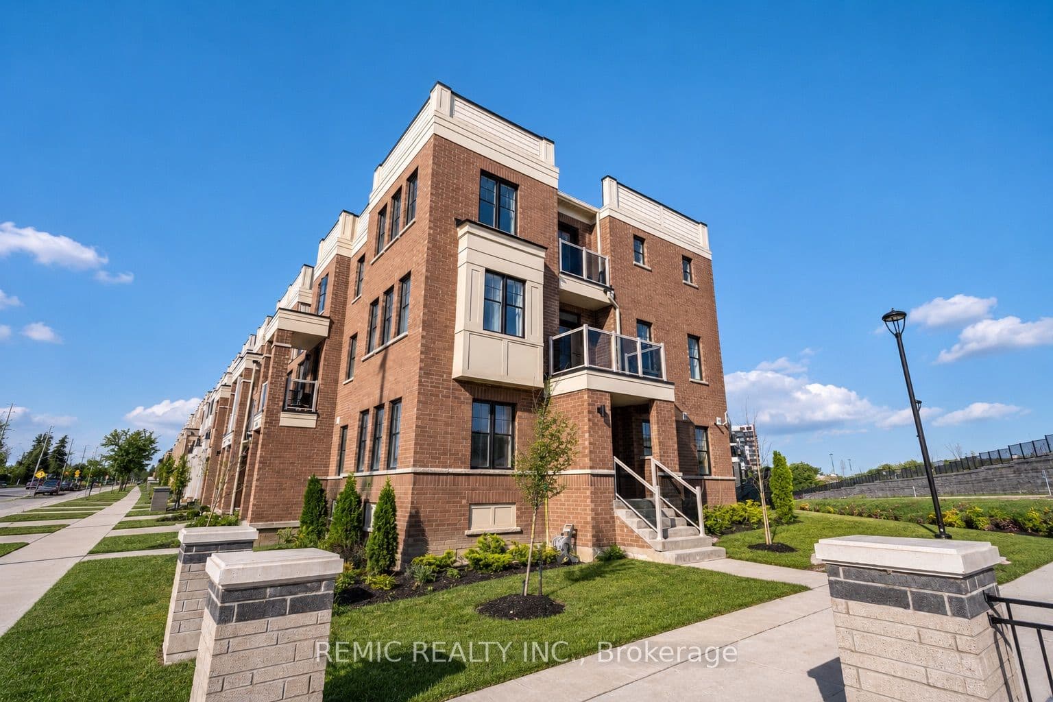 1423 Green Road photo 1